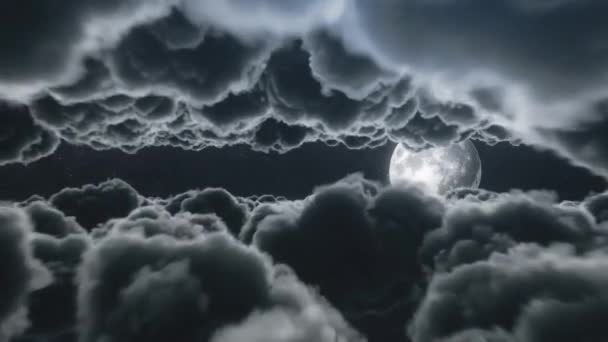 schönen fantastischen Flug unter Kumulus-üppigen Wolken im nächtlichen Mondlicht. Ein großer Vollmond scheint hell in einer tiefen sternenklaren Nacht durch die Wolken. Filmszene. nahtlose 3D-Renderschleife - Filmmaterial, Video