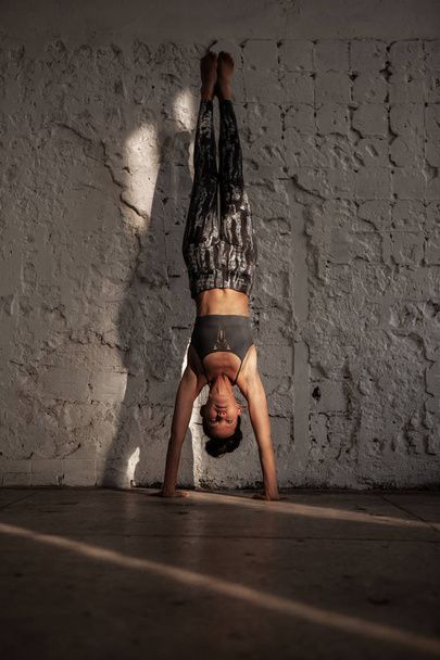 mujer practicando yoga en la habitación
 - Foto, imagen