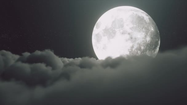 Gece ay ışığında kümülüs gür bulutlar üzerinde güzel gerçekçi uçuş. Büyük bir dolunay derin yıldızlı bir gecede parlak parlar. Sinema sahnesi. Dikişsiz döngü 3d render - Video, Çekim
