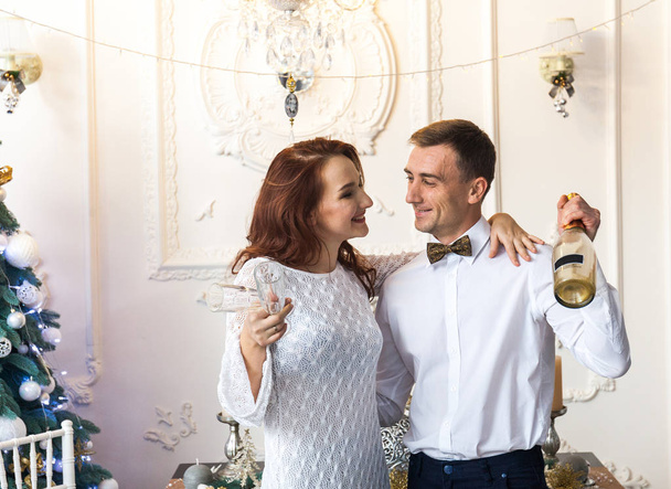 Hermosa pareja joven celebrando la Navidad en casa
 - Foto, Imagen