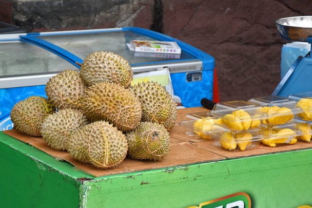 Frutas durianas frescas y peladas vista de cerca
. - Foto, imagen