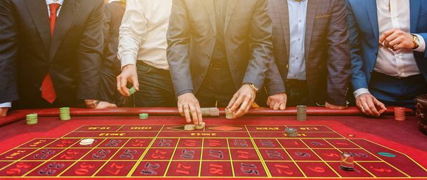Gruppe von Menschen hinter Roulette-Spieltisch in Luxus-Casino-Banner - Foto, Bild