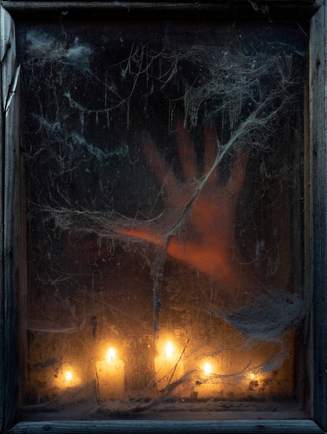 Halloween-kártya szellem kéz a sötétben - Fotó, kép