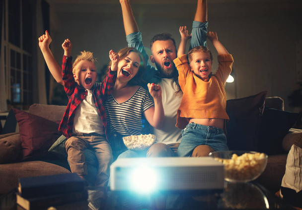 Rodzina Matka ojciec i dzieci oglądając projektor, TV, filmy - Zdjęcie, obraz