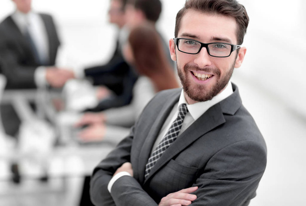 smiling businessman on background of office - Foto, afbeelding