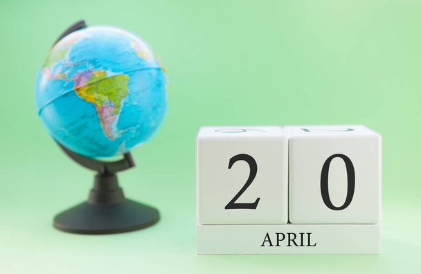 Planner wooden cube with numbers, 20 day of the month of April, spring - Φωτογραφία, εικόνα