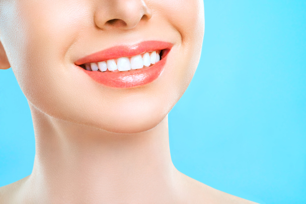 Idealne zdrowe zęby uśmiech młodej kobiety. Wybielanie zębów. Pacjent kliniki stomatologicznej. Stomatologia, koncepcja stomatologiczna. - Zdjęcie, obraz