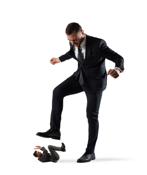 wütender Geschäftsmann, der seinen Angestellten mit Füßen treten will - Foto, Bild