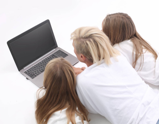 zblízka. Máma a dcery, kteří sledují film na přenosném počítači - Fotografie, Obrázek
