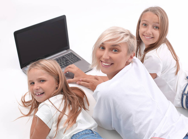 close up. mom and daughters use a laptop to view video files - Foto, Bild