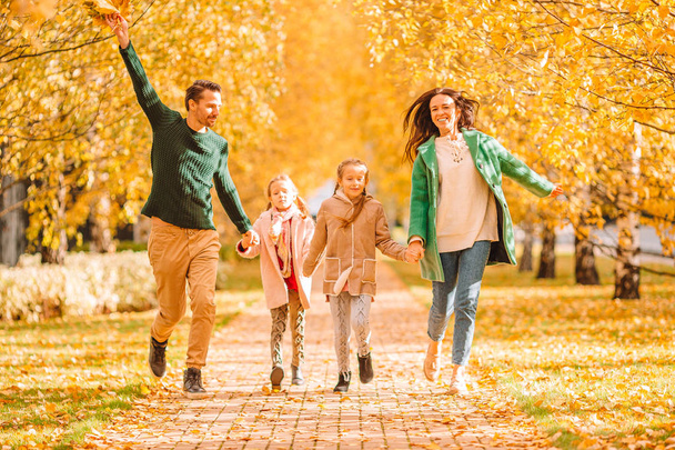 Portret czteroosobowej szczęśliwej rodziny jesienią - Zdjęcie, obraz