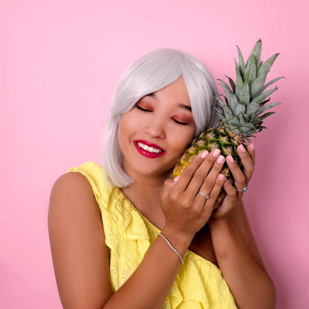 Młoda kobieta pozująca z ananasem  - Zdjęcie, obraz