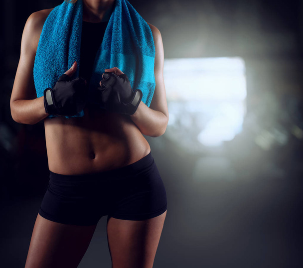 Magvait lány az edzőteremben fitness lecke indításra kész - Fotó, kép
