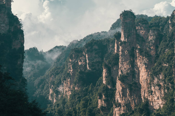 Скельні утворення в горах Тіанци - Фото, зображення