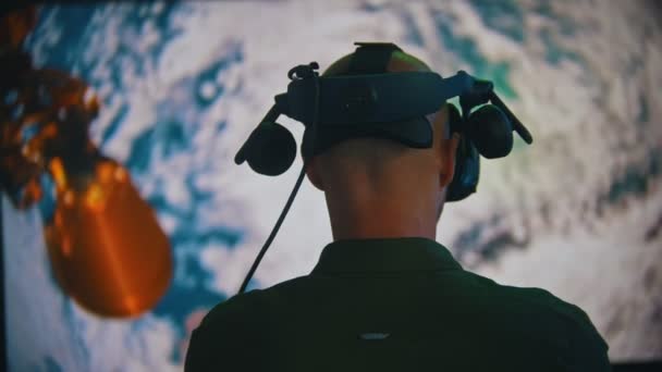 Technologieausstellung - ein Mann mit einem Kopfhörer, der die Erdrotation beobachtet - Filmmaterial, Video
