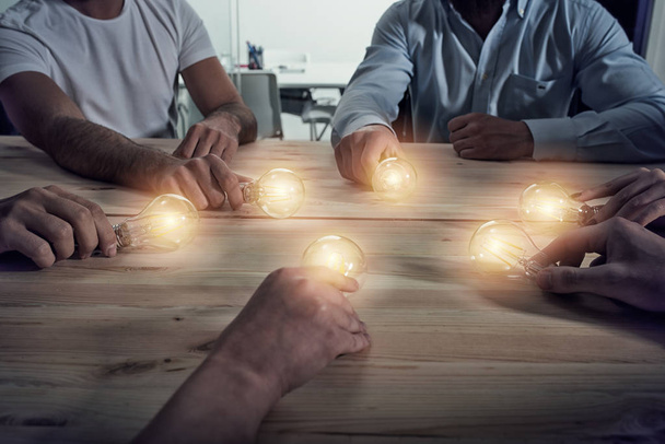 Travail d'équipe et réflexion avec des hommes d'affaires qui partagent une idée avec une lampe. Concept de démarrage - Photo, image