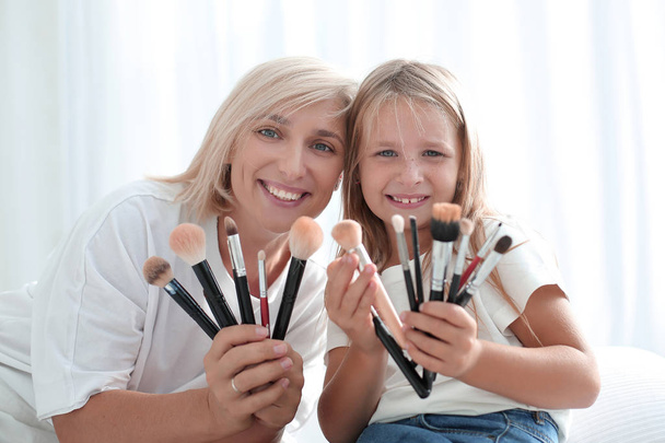 mom and her young daughter are preparing to make mikej together. - 写真・画像