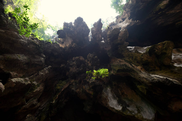Cuevas de Batu dentro de una colina de piedra caliza que tiene una serie de cuevas y templos de cuevas
 - Foto, imagen