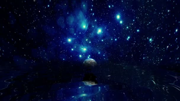 Pełnia księżyca nad wodą w pochmurną noc z gwiazdami - Materiał filmowy, wideo