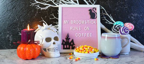 Halloween engraçado meu vassoura corre na placa de carta de café
. - Foto, Imagem