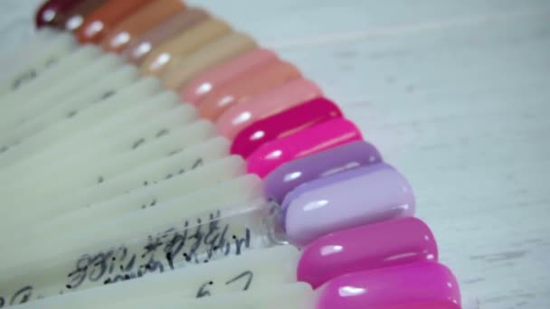 Ejemplos de colores de uñas en la manicura del salón
 - Imágenes, Vídeo
