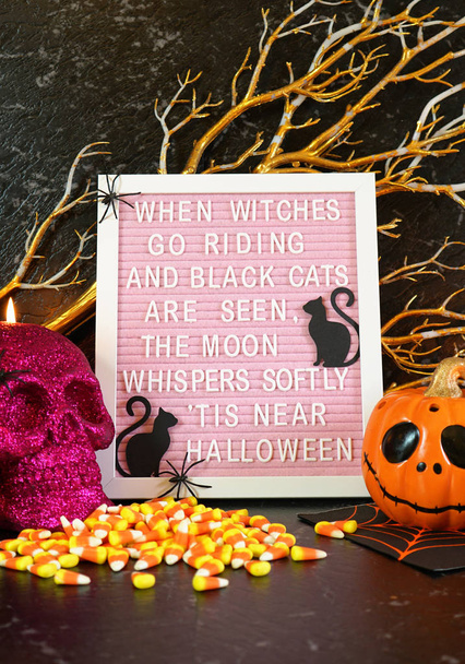 Halloween Mantel asztal asztaldísz a Halloween vers Letter Board. - Fotó, kép