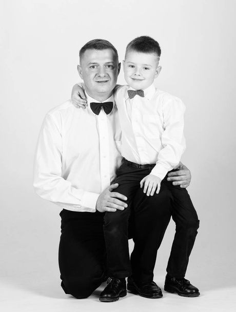 tuxedo style. happy child with father. business meeting party. little boy with dad businessman. family day. esthete. male fashion. father and son in formal suit. Real happiness. childhood happiness - Foto, Imagen