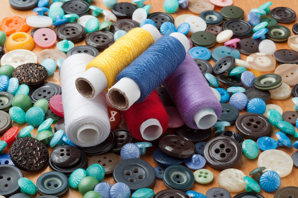 Buttons and spools of thread - Foto, Bild