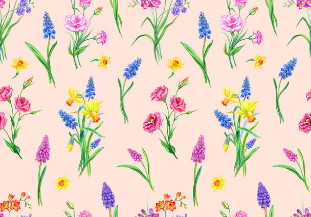 Spring flowers seamless pattern of daffodils, muscari, eustoma and freesia on apink beige background, watercolor illustration, print for fabric and other designs. - Foto, Bild