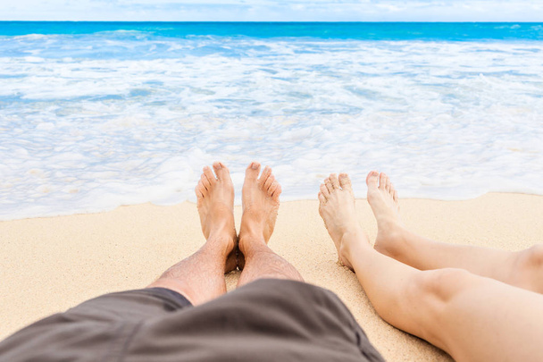 couple relaxant sur la plage - Photo, image