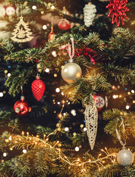 Bokeh ile Noel ağacı arka plan ve Noel süslemeleri, bulanık, kıvılcım, parlayan. Mutlu Yıllar ve Xmas kartı, kış tatili, tonlama  - Fotoğraf, Görsel