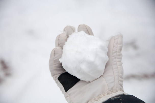 igazi hógolyókat kezüket csapott a friss hó télen az utcán - Fotó, kép