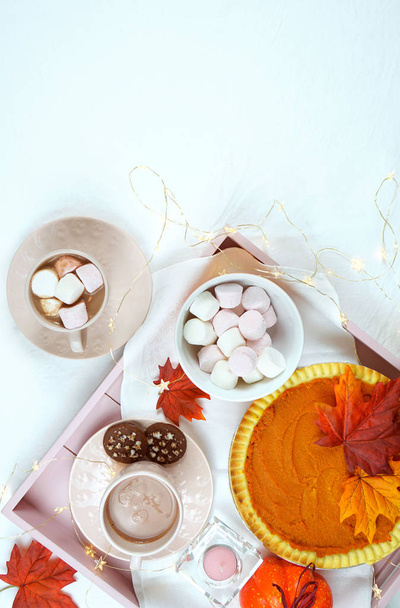 Gezellige Thanksgiving flatlay overhead met pompoen taart en warme chocolademelk. - Foto, afbeelding