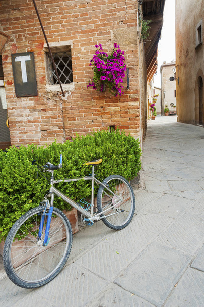 viehättävä katu vanhassa kaupungissa Pienza Toscanassa, Italia
 - Valokuva, kuva