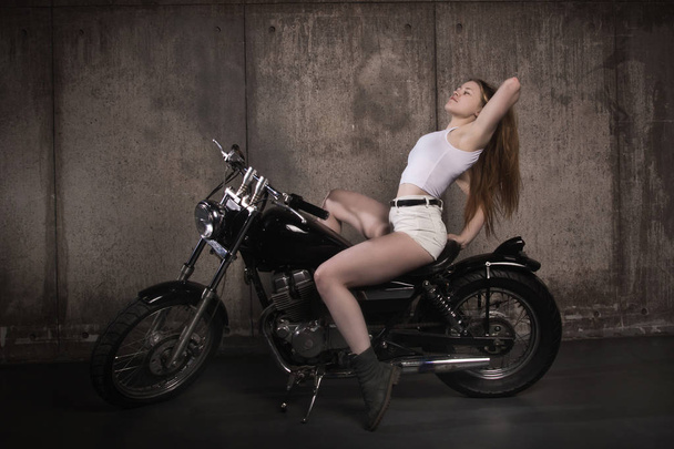 Hermosa chica motorista en una motocicleta
 - Foto, imagen