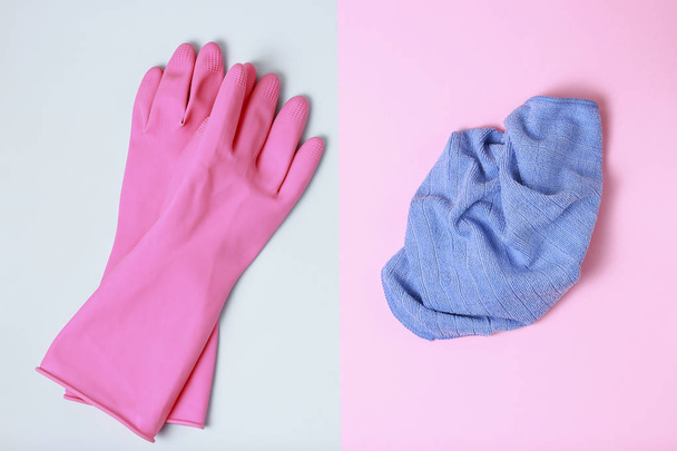 Gumové rukavice a hadřík na modrém a růžovém pozadí, pohled shora, čisticí pojem - Fotografie, Obrázek