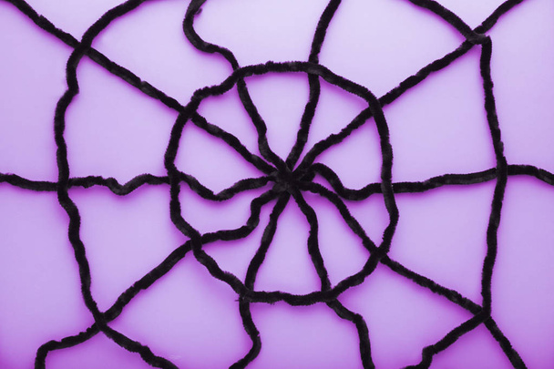 Óriás pók web egy puple háttérben. Halloween-dekoráció koncepció. Lapos feküdt, felülnézet, másolási tér. - Fotó, kép