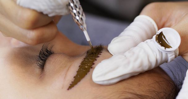 Asiatique femme ayant microblading sourcils dans un salon de beauté
 - Photo, image