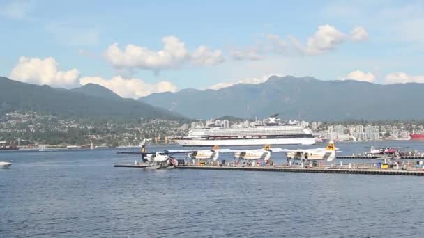 На гідролітаку доків з Float літаки рухомих круїзне судно і море автобус вздовж False крик у Ванкувері Bc Канада з видом на гори і North Vancouver проміжок часу 1920 х 1080 - Кадри, відео
