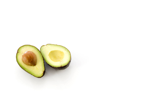 Rijp biologische avocado 's half met zaad op witte achtergrond. - Foto, afbeelding
