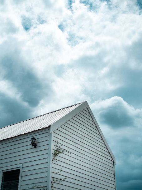 Fehér fából készült kabin a felhő ellen, és kék ég háttér. - Fotó, kép