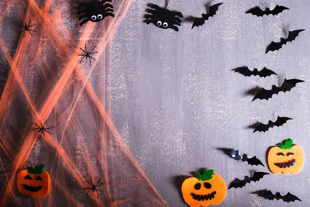 Vista superior de manualidades de Halloween, tela de araña naranja con fantasma, murciélago y araña sobre fondo blanco con espacio de copia para el texto. concepto de Halloween
. - Foto, Imagen