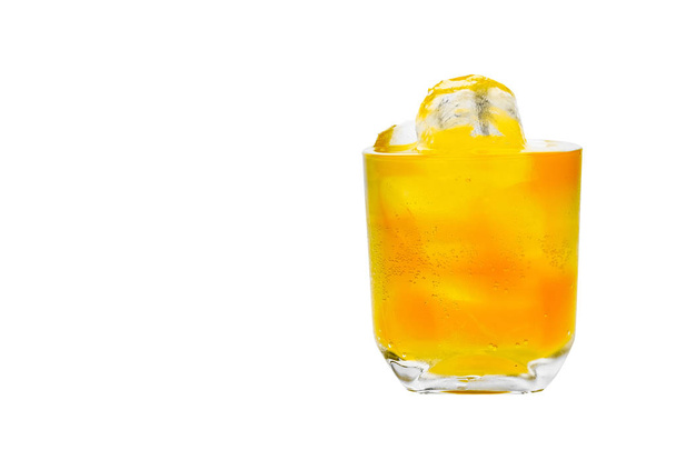 Пейте оранжевую воду из стекла, изолированного на белом фоне. Копирование пространства с траекторией обрезки
 - Фото, изображение