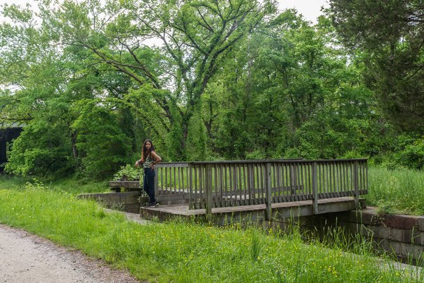 Frau steht auf Brücke über Schleuse - Foto, Bild