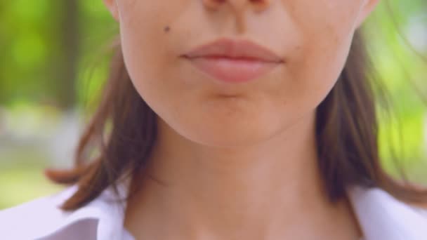 κοντινά χείλη κάτω μέρος πρόσωπο ενήλικη γυναίκα σε εξωτερικούς χώρους - Πλάνα, βίντεο