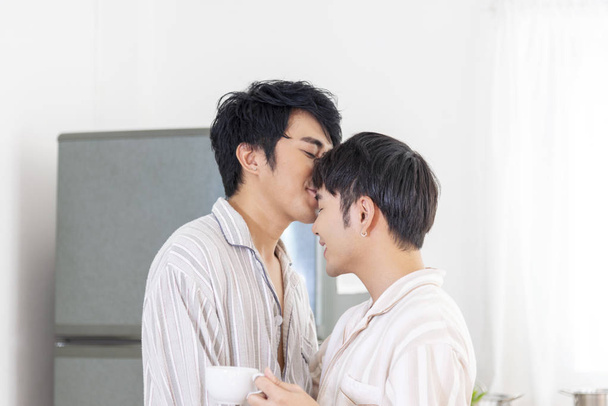 Aasian homo pari homoseksuaalinen ruoanlaitto yhdessä keittiössä valmistaa tuoreita vihanneksia tehdä luomusalaattia terveellistä ruokaa. Aasian ihmiset onnellinen aika hymyillä, nauraa keittiössä. LGBTQ suhde elämäntapa käsite - Valokuva, kuva
