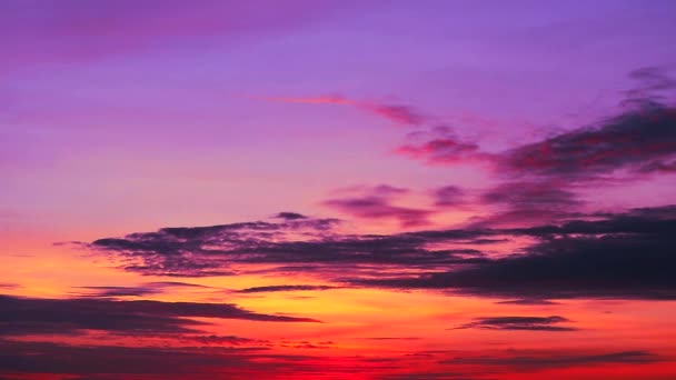 Dunkelviolett Sonnenuntergang Himmel und Strahl Sonnenlicht zurück auf Silhouette orangefarbene Wolke - Filmmaterial, Video