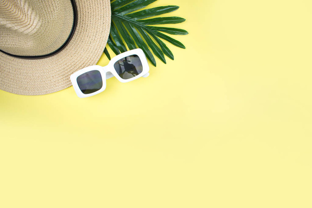Κορυφαία θέα ρετρό τουριστικό εξοπλισμό ψάθινο καπέλο και γυαλιά ηλίου σε ένα y - Φωτογραφία, εικόνα