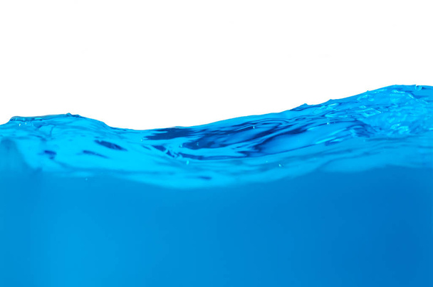 Beyaz arka plan üzerinde izole mavi su sıçramayüzeyi - Fotoğraf, Görsel