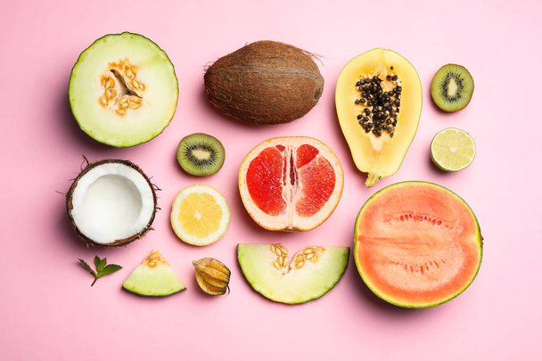 Flat lay composition with tasty melon and fresh tropical fruits on pink background - Foto, Imagem